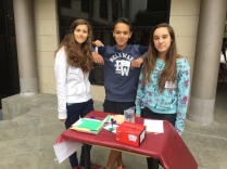 Clara, Sidi y Sara que junto a Maxime fueron los presentadores bilingües del concurso de enigmas
